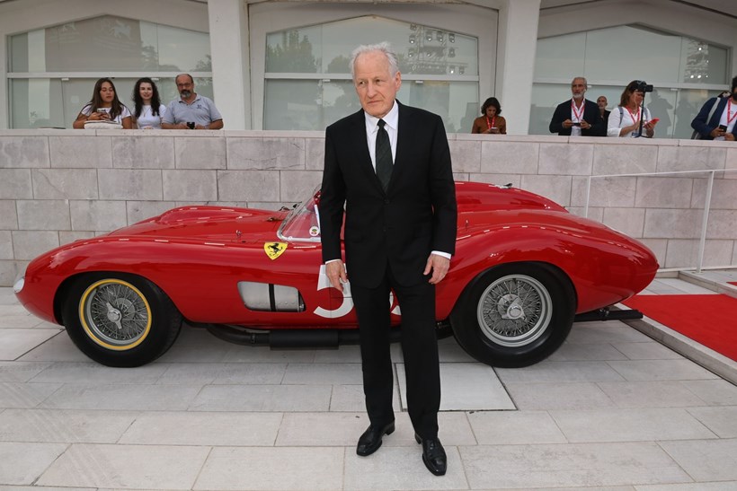 Ferrari Movie Michael Mann μπροστά από κλασικό της Ferrari Φεστιβάλ Βενετίας